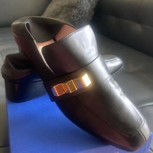 Stuart Weitzman Black Wylie Pyramid Loafer. 9.5 size